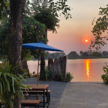 Ruen Thai Ban Rim Nam Кампхэнгпхет Экстерьер фото