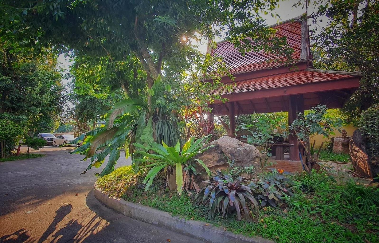 Ruen Thai Ban Rim Nam Кампхэнгпхет Экстерьер фото