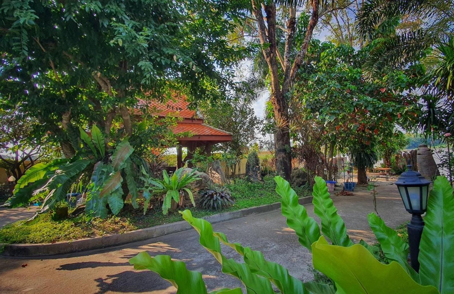 Ruen Thai Ban Rim Nam Кампхэнгпхет Экстерьер фото