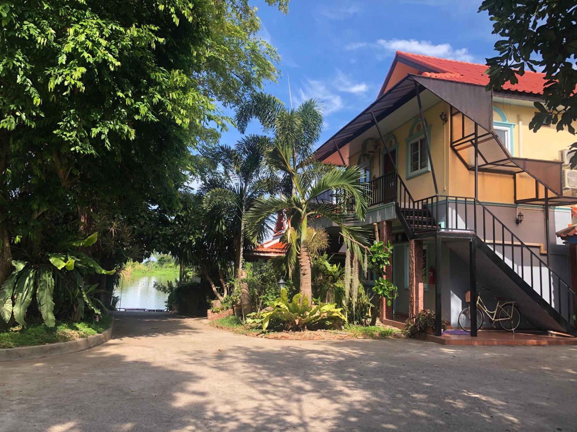 Ruen Thai Ban Rim Nam Кампхэнгпхет Экстерьер фото