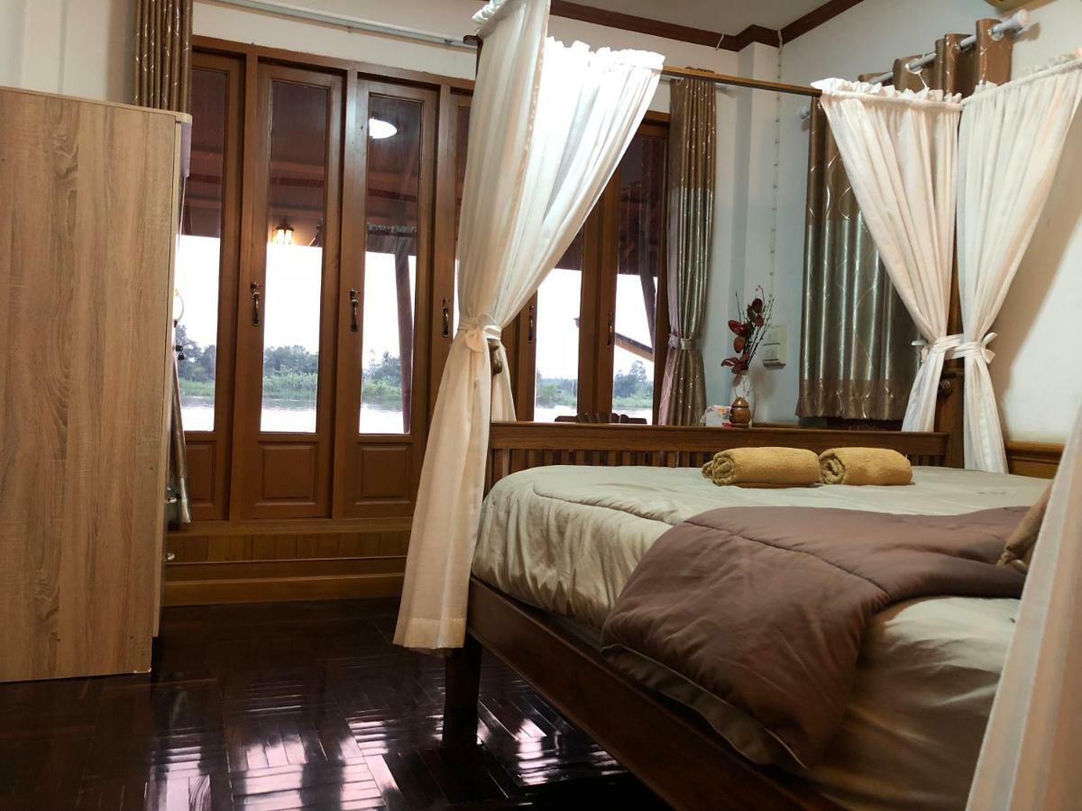 Ruen Thai Ban Rim Nam Кампхэнгпхет Экстерьер фото