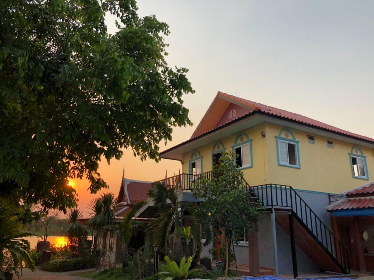 Ruen Thai Ban Rim Nam Кампхэнгпхет Экстерьер фото