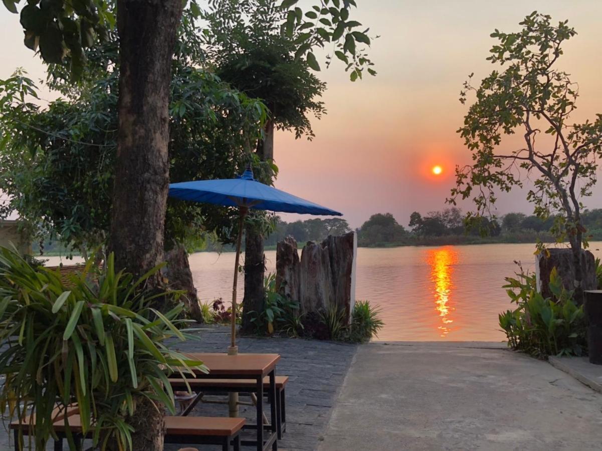 Ruen Thai Ban Rim Nam Кампхэнгпхет Экстерьер фото