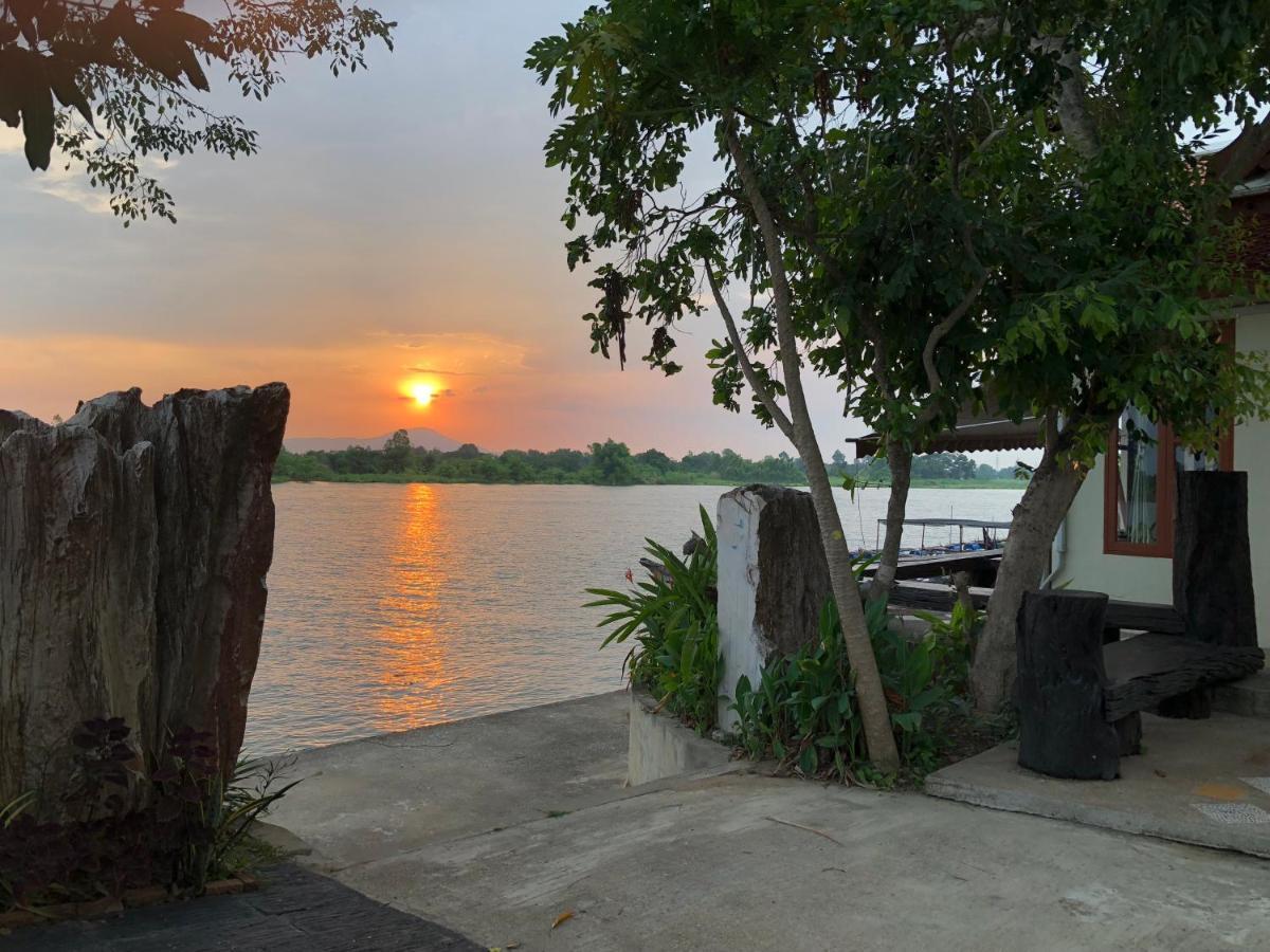 Ruen Thai Ban Rim Nam Кампхэнгпхет Экстерьер фото